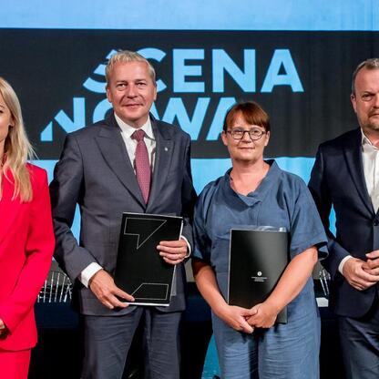 Marszałek Wojciech Saługa, prezydent Arkadiusz Chęciński, Anna Jedynak-Rykała i Iwona Woźniak uczestniczą w uroczystym podpisaniu umowy na dofinansowanie rozbudowy Teatru Zagłębia w Sosnowcu. (wygenerowano przez AI)
