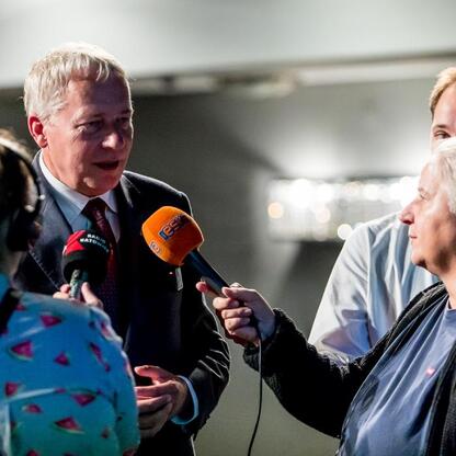 Marszałek Wojciech Saługa w rozmowie z dziennikarzami na tle modernizacji Teatru Zagłębia w Sosnowcu. (wygenerowano przez AI)