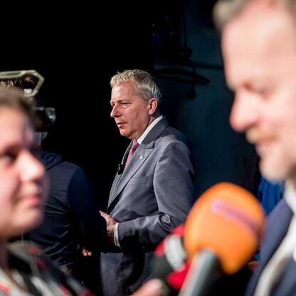 Wojciech Saługa, Marszałek Województwa Śląskiego, przemawia na konferencji prasowej o rozbudowie Teatru Zagłębia w Sosnowcu. (wygenerowano przez AI)