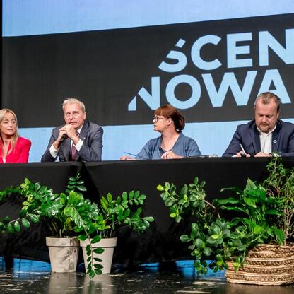 Panel dyskusyjny w Teatrze Zagłębia, Sosnowiec, Polska, modernizacja i rozbudowa. (wygenerowano przez AI)