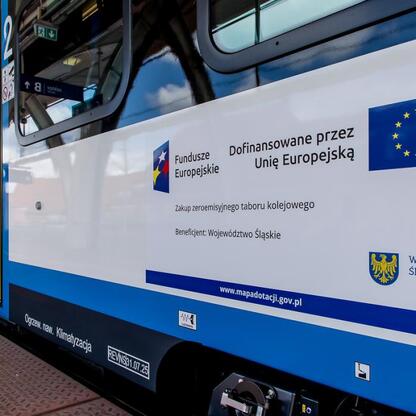 Nowoczesny pociąg Impuls 2 z logo Unii Europejskiej, dostarczony dla Kolei Śląskich. (wygenerowano przez AI)