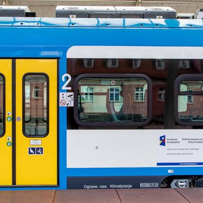 Nowoczesny pociąg Impuls 2 z funduszy Unii Europejskiej, modernizacja floty Kolei Śląskich. (wygenerowano przez AI)