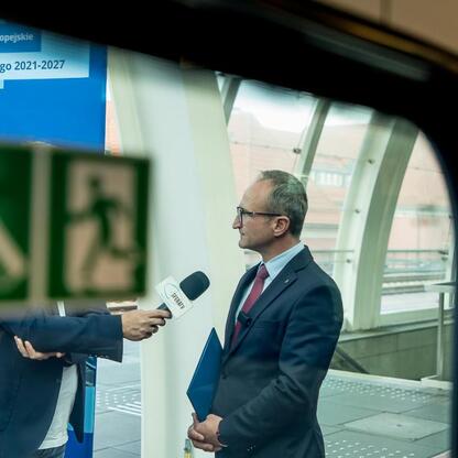 Grzegorz Boski, Wicemarszałek Województwa Śląskiego, omawia nowe pociągi Impulsy 2. (wygenerowano przez AI)