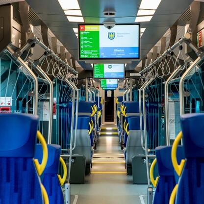 Nowoczesny pociąg Impuls 2 w Silesia Railways, wyposażony w niebieskie siedzenia i żółte ręczniki. (wygenerowano przez AI)