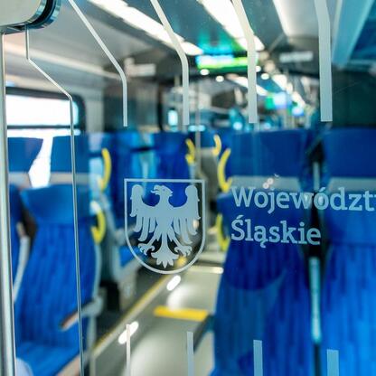 Nowoczesny pociąg Impuls 2 w Silesia. (wygenerowano przez AI)