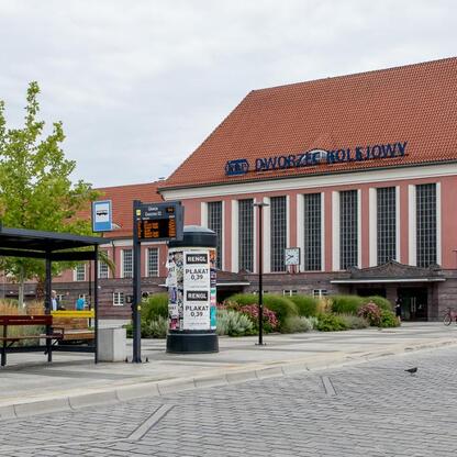 Zdjęcie przedstawia zewnątrz dworca kolejowego 