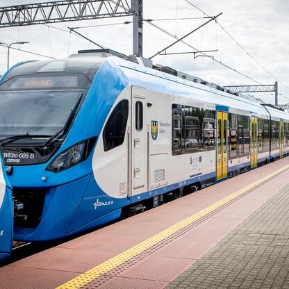 Nowoczesny pociąg Impuls 2 na stacji kolejowej. (wygenerowano przez AI)