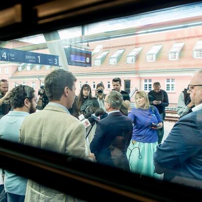 Zajazd na stacji kolejowej podczas prezentacji nowych pociągów Impulsy 2. (wygenerowano przez AI)