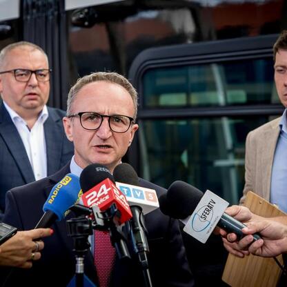 Grzegorz Boski, wicemarszałek Województwa Śląskiego, podczas konferencji prasowej o dostawie nowych pociągów Impulsy 2. (wygenerowano przez AI)