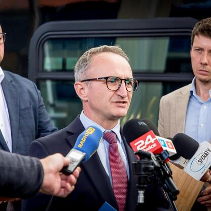 Grzegorz Boski, wicemarszałek Województwa Śląskiego, przemawia na konferencji prasowej o dostawie nowych pociągów. (wygenerowano przez AI)