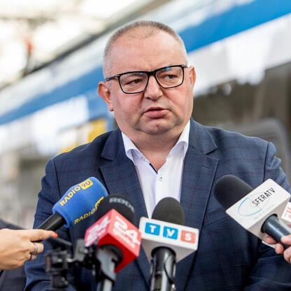 Grzegorz Boski, wicemarszałek Województwa Śląskiego, przemawia na konferencji prasowej o dostawie nowych pociągów Impulsy 2. (wygenerowano przez AI)