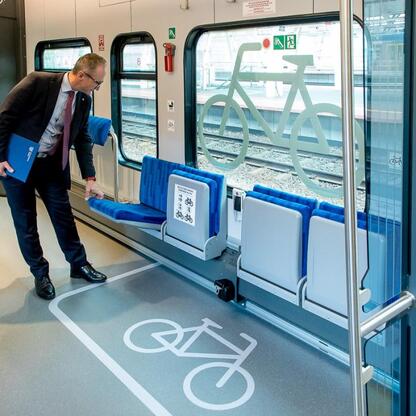 Wnętrze nowoczesnego pociągu Impulsy 2 z przestrzenią dla rowerów. (wygenerowano przez AI)