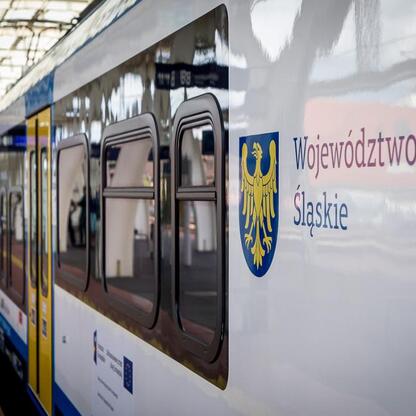 Nowoczesne pociągi Impulsy 2 dla Kolei Śląskich, wspierane przez Unii Europejską. (wygenerowano przez AI)