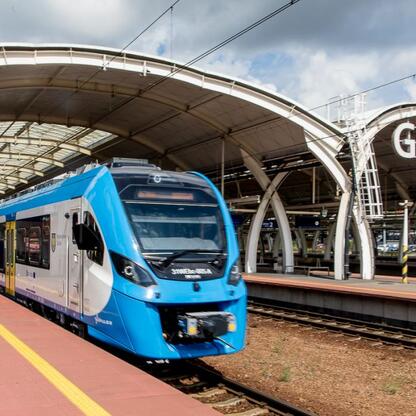 Nowoczesny pociąg Newag Impuls 2 na stacji Gliwice, wspierany przez Europejskie Fundusze dla Śląska. (wygenerowano przez AI)