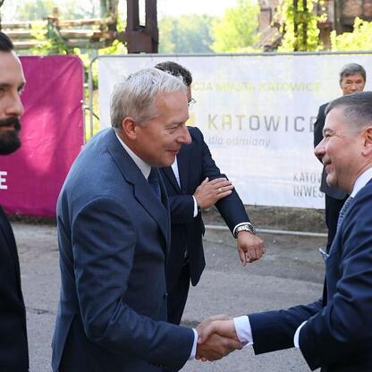 Marszałek Wojciech Saługa i przedstawiciele urzędu podczas ceremonii w Katowicach. (wygenerowano przez AI)