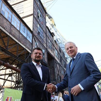 Wojciech Saługa, Marszałek Województwa Śląskiego, podczas ceremonii wmurowania kamienia węgielnego dla nowego centrum gamingowo-technologicznego w Katowicach. (wygenerowano przez AI)