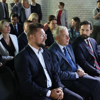 Wojciech Saługa, Marszałek Województwa Śląskiego, przemawia na konferencji prasowej w Katowicach, podczas prezentacji inwestycji w KWK 