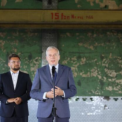 Wojciech Saługa, Marszałek Województwa Śląskiego, prowadzi konferencję prasową na terenie dawnej KWK 