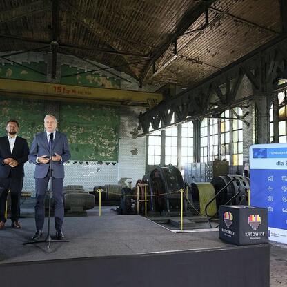 Wojciech Saługa, Marszałek Województwa Śląskiego, przemawia na konferencji prasowej w dawnej KWK 