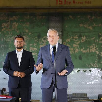 Wojciech Saługa, Marszałek Województwa Śląskiego, prowadzi konferencję prasową na terenie dawnej KWK 