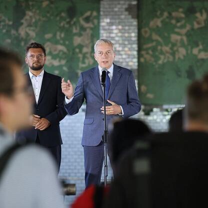 Marszałek Wojciech Saługa prowadzi konferencję prasową w Katowicach, oznaczając start inwestycji w przemysł nowoczesny. (wygenerowano przez AI)