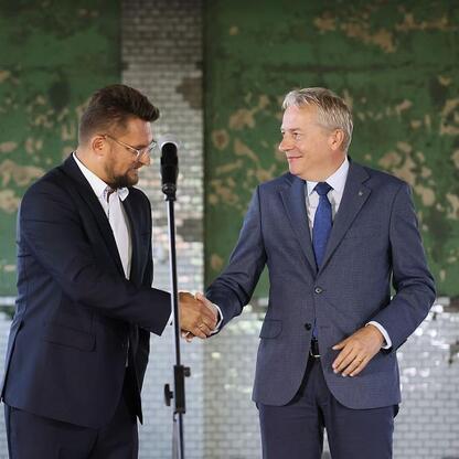 Wojciech Saługa i Marcin Krupa podczas konferencji prasowej w Katowicach, związanych z inwestycją w przemysł nowoczesny. (wygenerowano przez AI)
