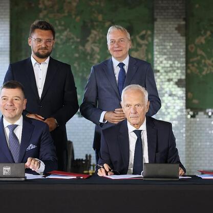 Wojciech Saługa, Marszałek Województwa Śląskiego, podpisuje dokumenty podczas ceremonii w Katowicach. (wygenerowano przez AI)
