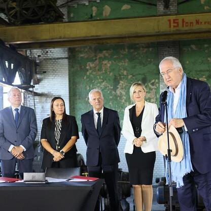 Marszałek Wojciech Saługa prowadzi konferencję prasową w Katowicach, omawiając rozwój nowoczesnego centrum gamingowo-technologicznego. (wygenerowano przez AI)