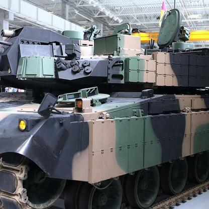 Nowy K2 tank w Gliwicach, symbol powrotu do produkcji czołgów po 16 latach. (wygenerowano przez AI)