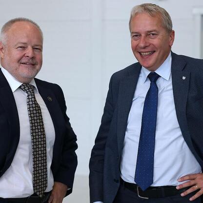 Wojciech Saługa, Marszałek Województwa Śląskiego, podczas uroczystości podpisania umowy na dostawę K2 dla Wojska Polskiego. (wygenerowano przez AI)