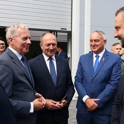 Wojciech Saługa, Marszałek Województwa Śląskiego, i Grzegorz Boski, Wicemarszałek Województwa Śląskiego, uczestniczą w spotkaniu z przedstawicielami Bumar-Łabędy, podpisując umowę na dostawę czołgów K (wygenerowano przez AI)