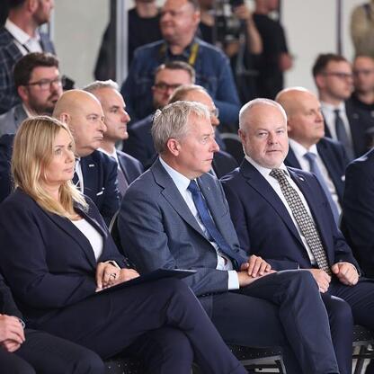 Wojciech Saługa, Marszałek Województwa Śląskiego, oraz Grzegorz Boski, Wicemarszałek Województwa Śląskiego, uczestniczą w konferencji związnej z podpisaniem umowy na dostawę czołgów K2 dla Wojska Pols (wygenerowano przez AI)