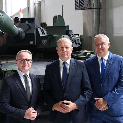 Grzegorz Boski, wicemarszałek województwa śląskiego, inspektuje produkcję czołgów K2 w Bumar-Łabędy. (wygenerowano przez AI)