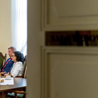 Formalne spotkanie w sali konferencyjnej, uczestnicy omawiają projekt scalania gruntów w różnych powiatach Śląska. (wygenerowano przez AI)