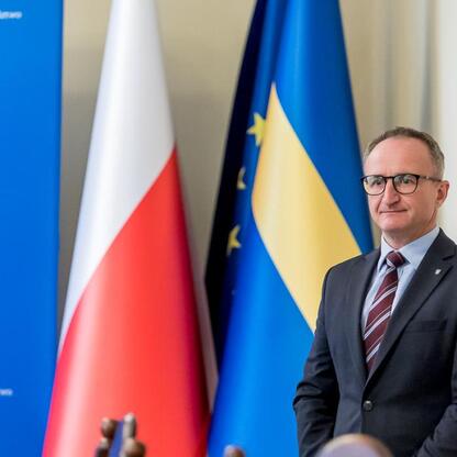 Grzegorz Boski, wicemarszałek województwa, podczas uroczystości wręczenia listów gratulacyjnych i finansowego wsparcia dla scalania gruntów w regionie Śląska. (wygenerowano przez AI)