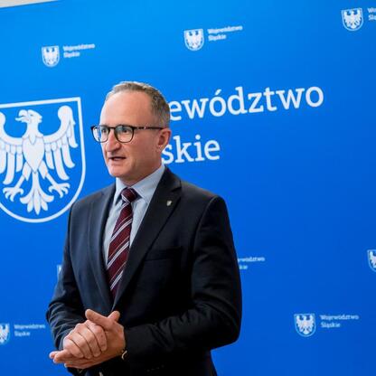 Grzegorz Boski, wicemarszałek Województwa Śląskiego, przemawia na konferencji o finansowaniu projektów scalania gruntów. (wygenerowano przez AI)
