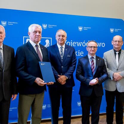 Grzegorz Boski, wicemarszałek Województwa Śląskiego, wręcza certyfikaty uczestnikom projektu scalania gruntów w Silesia. (wygenerowano przez AI)