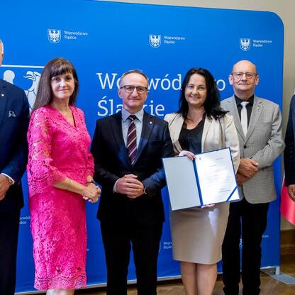 Grzegorz Boski, wicemarszałek województwa Śląskiego, wręcza listy gratulacyjne w ramach programu scalania gruntów w Silesian Voivodeship. (wygenerowano przez AI)