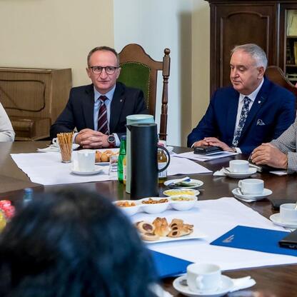 Wicemarszałek Grzegorz Boski koordynuje spotkanie wojewódzkie dotyczące scalania gruntów w powiatach raciborskim, częstochowskim i zawierciańskim. (wygenerowano przez AI)