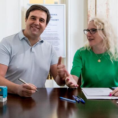 Dwa osoby w rozmowie w biurze, omawiają projekt 