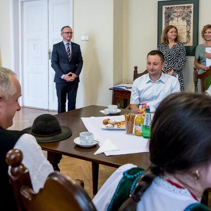 Wicemarszałek Grzegorz Boski i radni Sejmiku podczas wręczenia umów w ramach programu Owca Plus. (wygenerowano przez AI)
