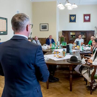 Formalna sesja podpisu umów w ramach programu Owca Plus w Śląsku. (wygenerowano przez AI)