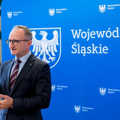 Grzegorz Boski, wicemarszałek Województwa Śląskiego, przekazuje umowy w ramach programu Owca Plus. (wygenerowano przez AI)