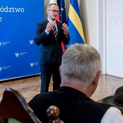 Wicemarszałek Grzegorz Boski przekazuje umowy w ramach programu Owca Plus województwa śląskiego. (wygenerowano przez AI)