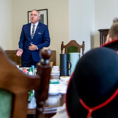 Formalna sesja w konferencji Wojewódzkiego Programu - Owca Plus. (wygenerowano przez AI)