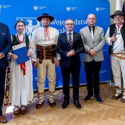 Grzegorz Boski, wicemarszałek województwa, wręcza umowy w ramach programu Owca Plus, wspierając ochronę przyrody i krajobrazu w Beskidach i Jurze Krakowsko-Częstochowskim. (wygenerowano przez AI)