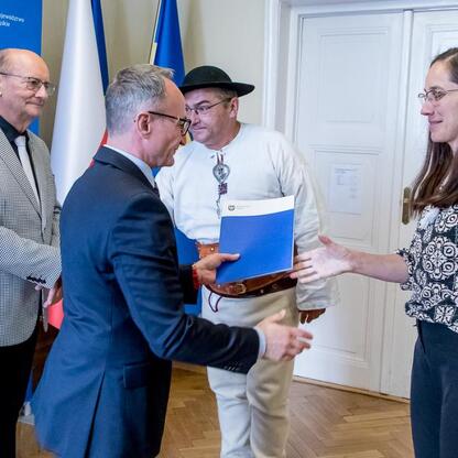 Wicemarszałek Grzegorz Boski wręcza dokumenty w ramach programu 