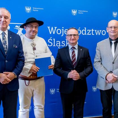 Grzegorz Boski, wicemarszałek Województwa Śląskiego, prezentuje dokumenty z programu Owca Plus. (wygenerowano przez AI)