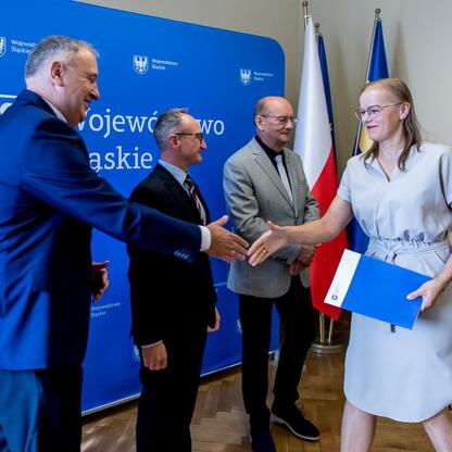 Wicemarszałek Grzegorz Boski i radni Sejmiku podczas wręczenia umów w programie Owca Plus. (wygenerowano przez AI)