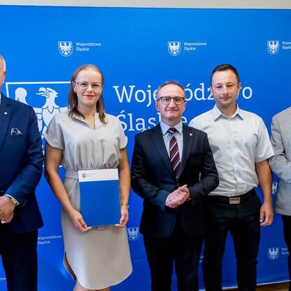 Grzegorz Boski, wicemarszałek Województwa Śląskiego, podczas ceremonii wręczenia umów w ramach programu Owca Plus. (wygenerowano przez AI)